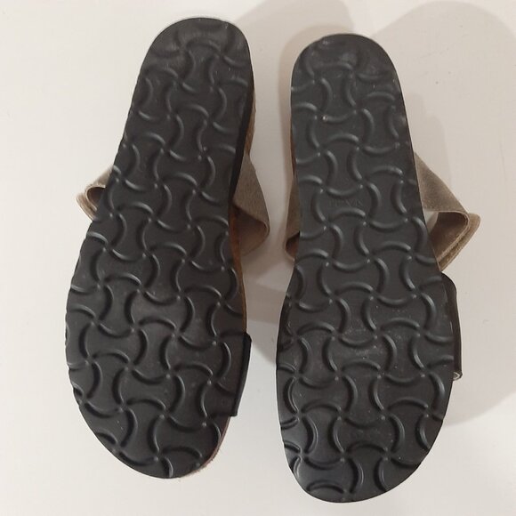 Beautiful Naot leather strap adjustable sandals - Picture 6 of 11